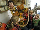 Děti z Mateřské školy Sluníčko věnovaly pletené medvídky  rychnovskému Muzeu hraček. 