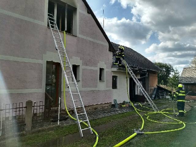 Sedm jednotek hasičů likvidovalo požár rodinného domu v Čermné nad Orlicí.