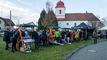 Z adventního jarmarku a rozsvícení vánočního stromku v Albrechticích nad Orlicí.