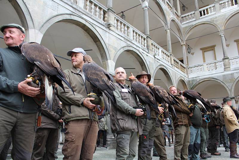 Ze zahájení Národního sokolnického setkání v Opočně s mezinárodní účastí