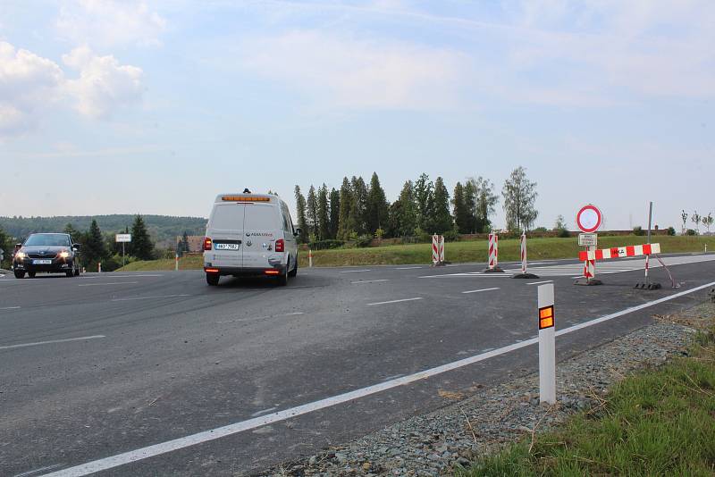 Na obchvat budou řidiči najíždět nad Broumarem. Foto: Deník/Jana Kotalová