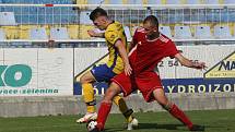 Fotbalisté Starého Města (žluté dresy) doma zvítězili nad Uherským Ostrohem přesvědčivě 7:2.