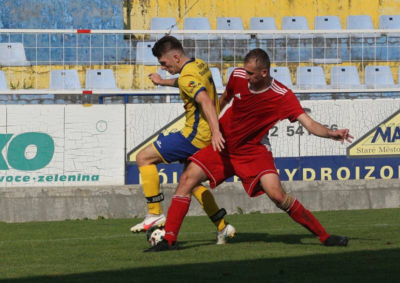 Fotbalisté Starého Města (žluté dresy) doma zvítězili nad Uherským Ostrohem přesvědčivě 7:2.