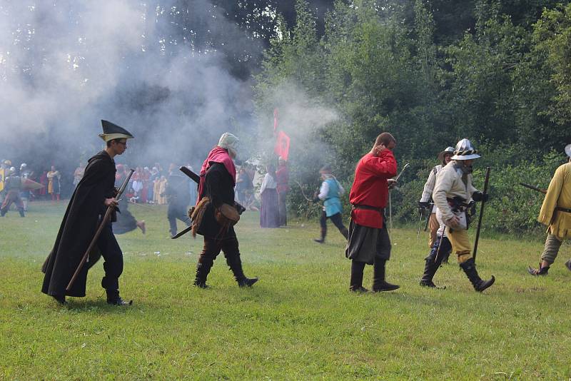 Do Kvasin na slavnosti se sjely stovky členů spolků historického šermu, aby se ukázaly i v boji.