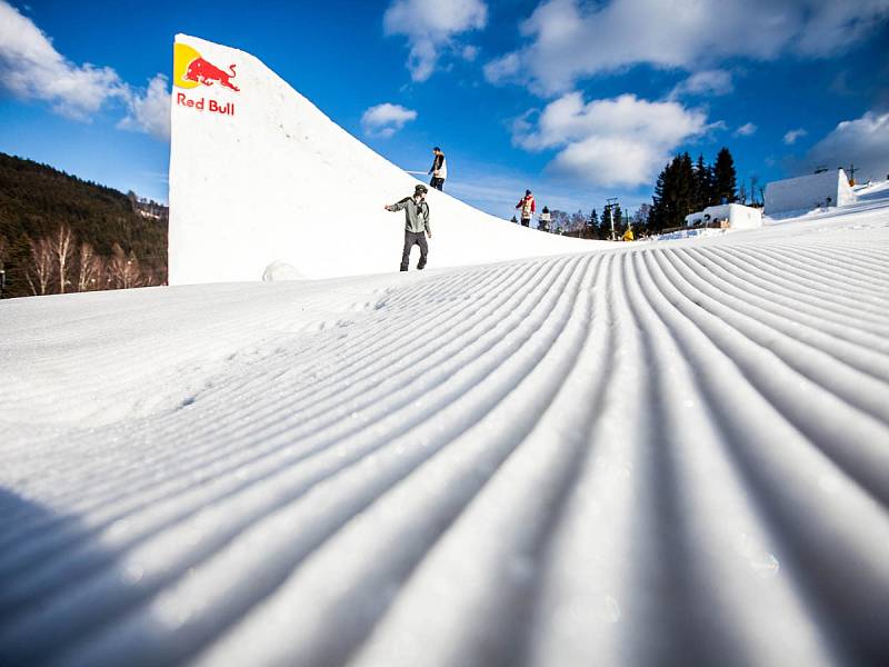 NA OBŘÍM SKOKANSKÉM MŮSTKU, který velikostí předčil i loňský olympijský v Soči, o víkendu v Deštném předváděli „vojáci“ na lyžích dechberoucí akrobatickou  podívanou. 