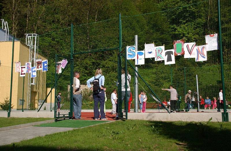 Skuhrovští školáci se dočkali hřiště.