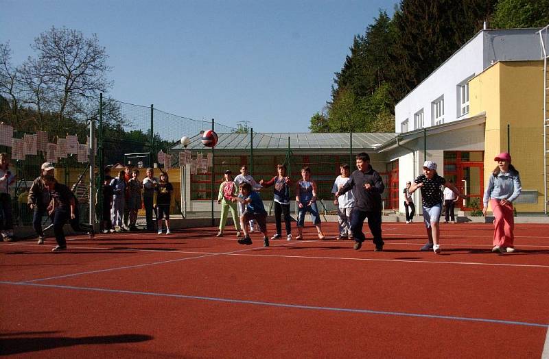 Skuhrovští školáci se dočkali hřiště.