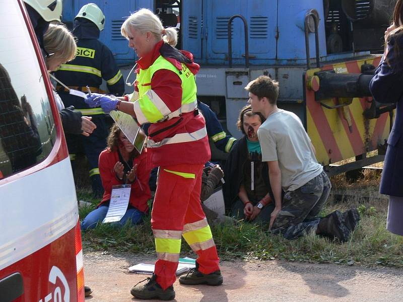 Taktické cvičení složek Integrovaného záchranného systému Rychnovska a Náchodska v Českém Meziříčí, jehož námětem byla nehoda vlaku s autobusem.