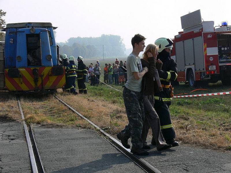 Taktické cvičení složek Integrovaného záchranného systému Rychnovska a Náchodska v Českém Meziříčí, jehož námětem byla nehoda vlaku s autobusem.