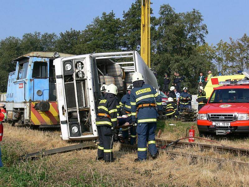 Taktické cvičení složek Integrovaného záchranného systému Rychnovska a Náchodska v Českém Meziříčí, jehož námětem byla nehoda vlaku s autobusem.