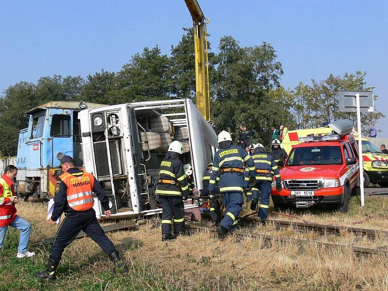 Taktické cvičení složek Integrovaného záchranného systému Rychnovska a Náchodska v Českém Meziříčí, jehož námětem byla nehoda vlaku s autobusem.