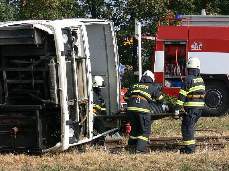 Taktické cvičení složek Integrovaného záchranného systému Rychnovska a Náchodska v Českém Meziříčí, jehož námětem byla nehoda vlaku s autobusem.