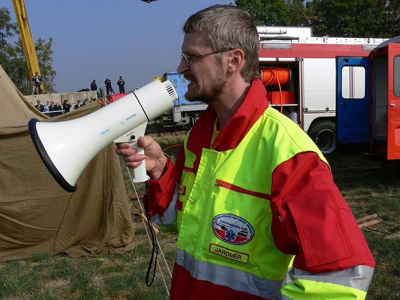 Taktické cvičení složek Integrovaného záchranného systému Rychnovska a Náchodska v Českém Meziříčí, jehož námětem byla nehoda vlaku s autobusem.