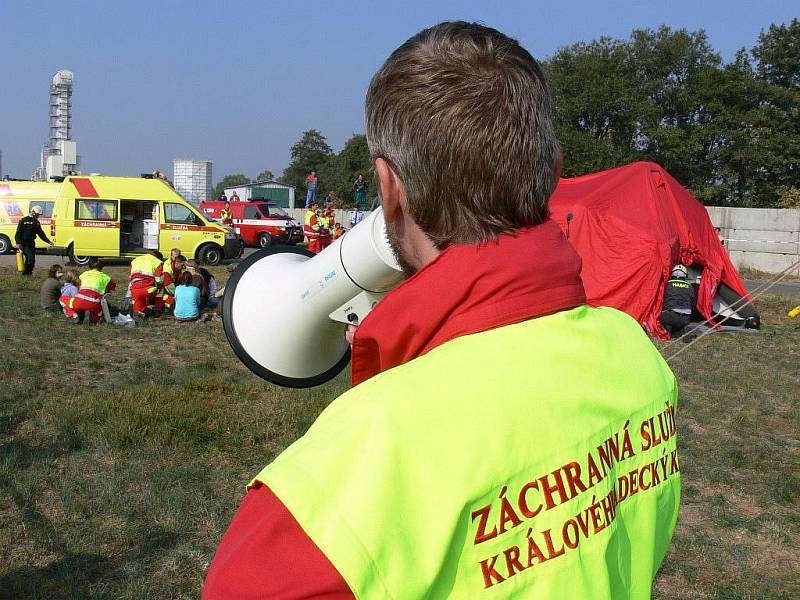 Taktické cvičení složek Integrovaného záchranného systému Rychnovska a Náchodska v Českém Meziříčí, jehož námětem byla nehoda vlaku s autobusem.