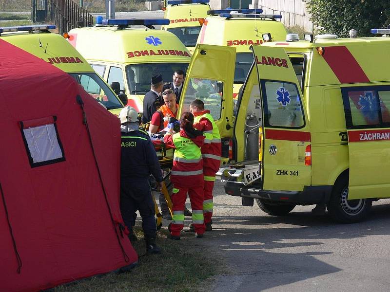 Taktické cvičení složek Integrovaného záchranného systému Rychnovska a Náchodska v Českém Meziříčí, jehož námětem byla nehoda vlaku s autobusem.