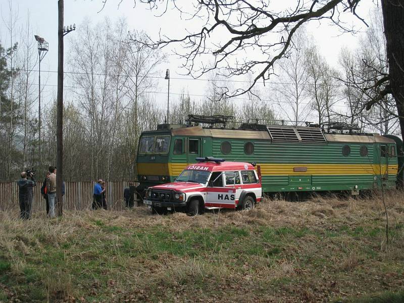 Ke smrtelnému zranění došlo na železniční trati mezi Borohrádkem a Čermnou nad Orlicí. Dvacetiletý mladík vstoupil do kolejiště před projíždějícím osobním vlakem, který ho srazil.