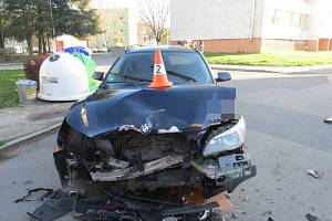 V úterý jel v Týništi nad Orlicí 58letý řidič vozidla Renault Megane po ulici Okružní. Při odbočování ho nejspíš oslnilo slunce a narazil do auta.