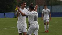 Fotbalisté Slovácka B (bílé dresy) v nedělním třetiligovém derby zdolali zlínskou rezervu 2:0.