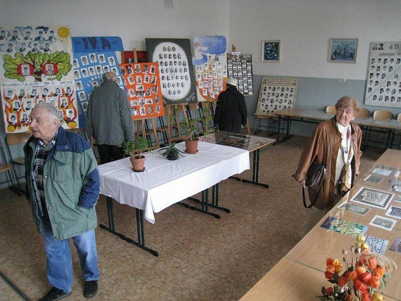 Šest absolventů osmiletého rychnovského Gymnázia přišlo zavzpomínat na válečné léta ve školních lavicích.