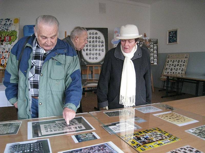 Šest absolventů osmiletého rychnovského Gymnázia přišlo zavzpomínat na válečné léta ve školních lavicích.