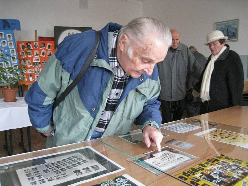 Šest absolventů osmiletého rychnovského Gymnázia přišlo zavzpomínat na válečné léta ve školních lavicích.