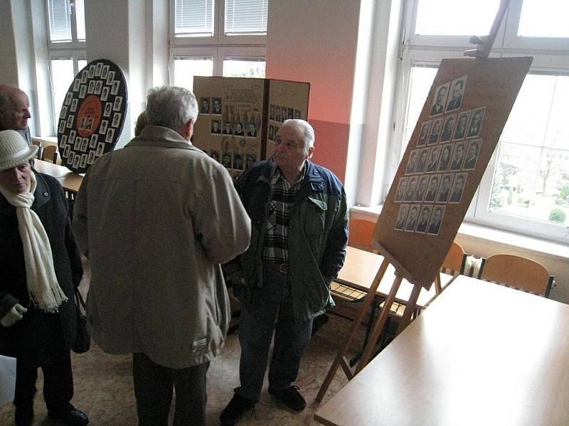 Šest absolventů osmiletého rychnovského Gymnázia přišlo zavzpomínat na válečné léta ve školních lavicích.