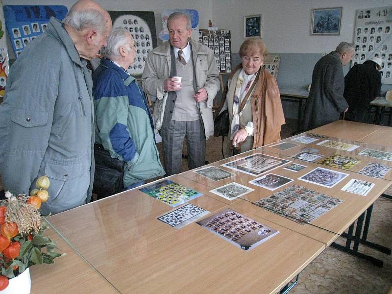 Šest absolventů osmiletého rychnovského Gymnázia přišlo zavzpomínat na válečné léta ve školních lavicích.