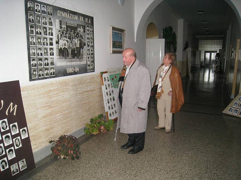 Šest absolventů osmiletého rychnovského Gymnázia přišlo zavzpomínat na válečné léta ve školních lavicích.