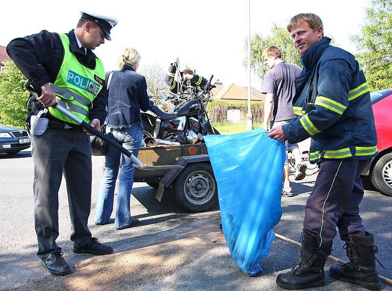 Střetu motocyklu a osobního vozu, k němuž došlo těsně před zahájením vyučování u přechodu pro chodce jen pár metrů vzdáleného od solnické Základní školy.