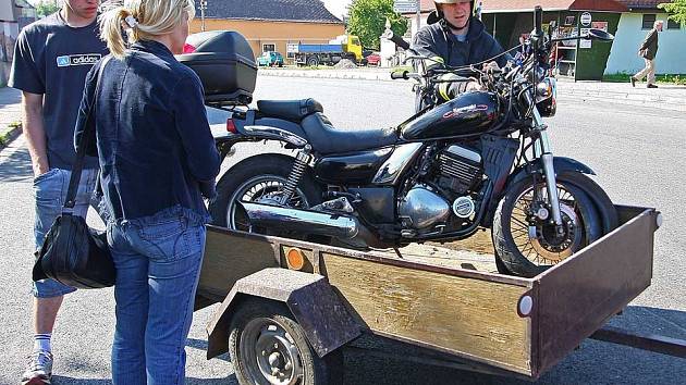 Střetu motocyklu a osobního vozu, k němuž došlo těsně před zahájením vyučování u přechodu pro chodce jen pár metrů vzdáleného od solnické Základní školy.