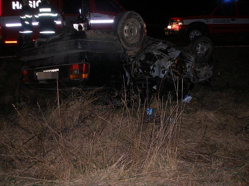 Na silnici č. I/11 u Lípy nad Orlicí se srazilo osobní vozidlo Volkswagen Jetta s nákladním automobilem Renault Premium. Osobní vůz skončil na střeše mimo vozovku, také nákladní vůz sjel mimo silnici. V osobním vozidle byly zraněny dvě osoby.