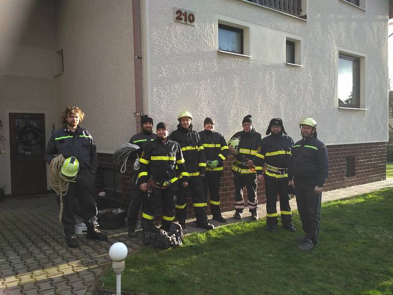 Dobrovolní hasiči z Pohoří: hrdinové na střeše.