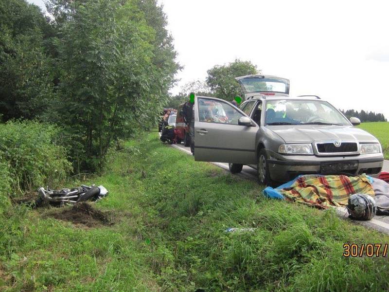 Motocyklista utrpěl fatální zranění hlavy a tomu na místě podlehl.