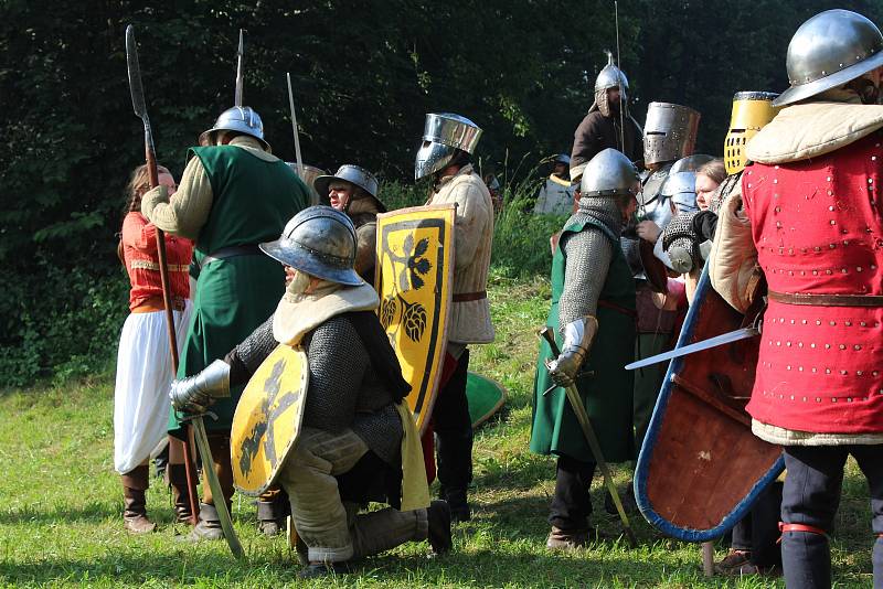 Do Kvasin na slavnosti se sjely stovky členů spolků historického šermu, aby se ukázaly i v boji.