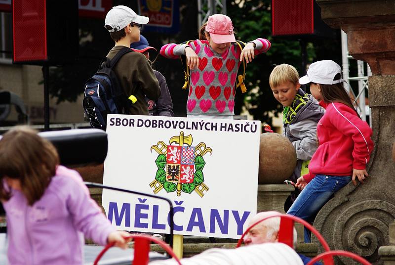 NA DOBRUŠSKÉM NÁMĚSTÍ SE VČERA PŘEDSTAVILI zástupci snad všech druhů bezpečnostních a záchranných složek. Zájem o jejich ukázky byl ze strany diváků opravdu veliký. 