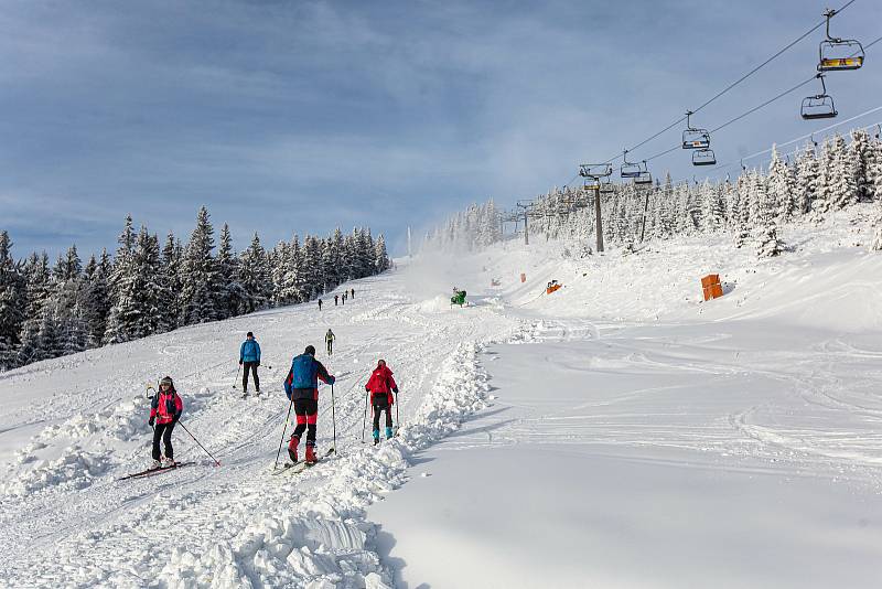 Skialpinisté v Krkonoších a Orlických horách.