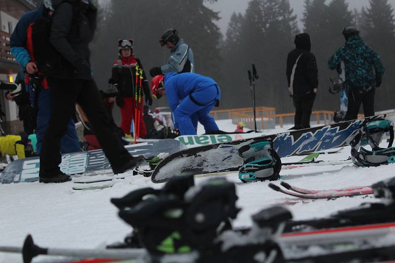 Loni se sezona v Orlických horách vydařila, provozovatelé lyžařských středisek doufají, že počasí bude opět přát a vyjde jim i ta nadcházející. Z Říček.