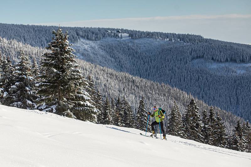 Skialpinisté v Krkonoších a Orlických horách.