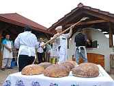 Pečení chleba v Synkově-Slemeni
