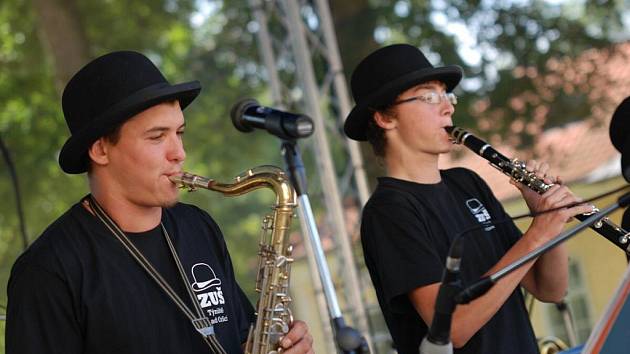 BUŘINKY, SAXOFON A TRUMPETA a k tomu kouzelná atmosféra a prostředí zámeckého parku v Kostelci nad Orlicí. V těchto pár slovech by se dal vylíčit swingový festival, který se uskutečnil uplynulou sobotu a do areálu přilákal desítky milovníků hudby.