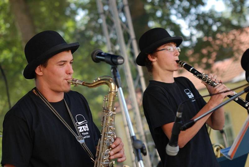 BUŘINKY, SAXOFON A TRUMPETA a k tomu kouzelná atmosféra a prostředí zámeckého parku v Kostelci nad Orlicí. V těchto pár slovech by se dal vylíčit swingový festival, který se uskutečnil uplynulou sobotu a do areálu přilákal desítky milovníků hudby.