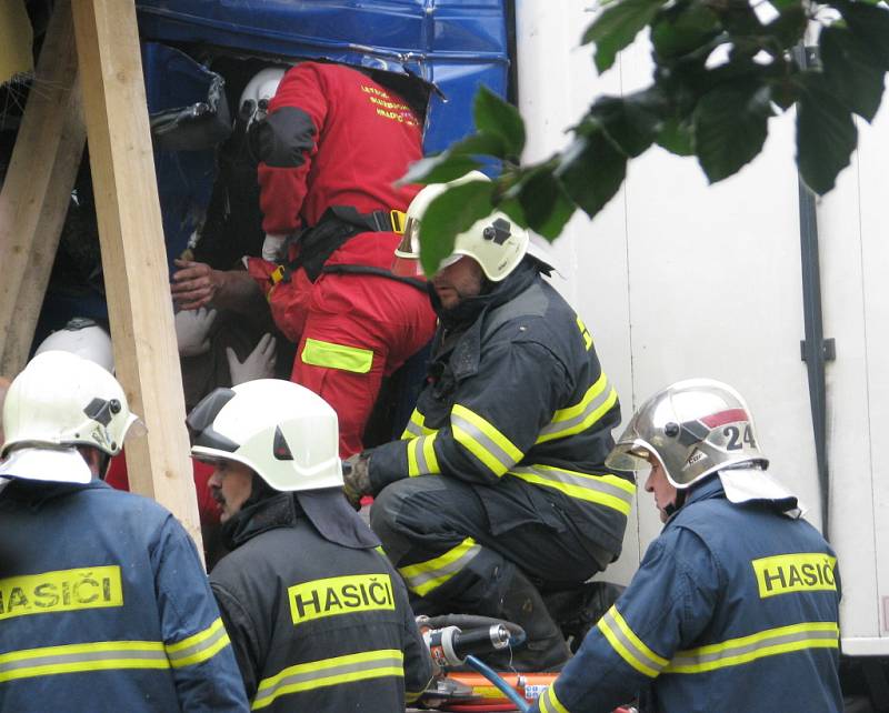 BYLA TO VTEŘINA, kdy se kamion bočně střetl s dodávkou a celou přední částí najel do rodinného domu.  V něm naštěstí nikdo nebyl, ale v kamionu zůstala zaklíněna celá rodina. Nehoda se stala ve čtvrtek ve 13.37 hodin, ale práce hasičů a záchranářů skončil