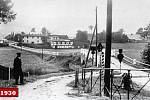 SILNIČNÍ HRANIČNÍ přechod Orlické Záhoří – Mostowice. Dobová fotografie pochází z roku 1930.Zdroj: Muzeum a galerie Orlických hor v Rychnově nad Kněžnou