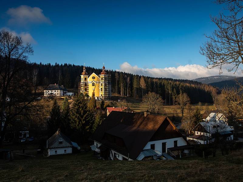 Do zvonice neratovského kostela se vrátily zvony.