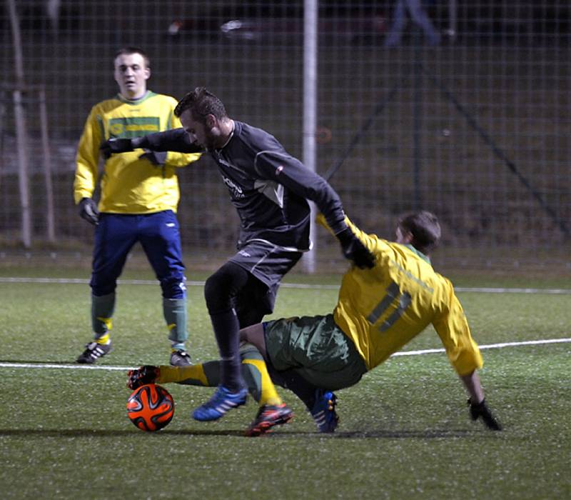 PĚT GÓLŮ inkasovali fotbalisté Týniště nad Orlicí (světlé dresy) v přípravném utkání s hradeckou Olympií.    