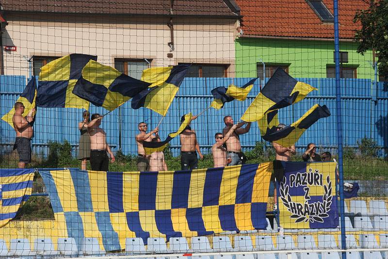 Fotbalisté Starého Města (žluté dresy) doma zvítězili nad Uherským Ostrohem přesvědčivě 7:2.