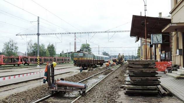 Lidé, kteří vlakem cestují přes Týniště nad Orlicí, jsou denně svědky velkých změn. Rekonstrukce nádraží zahrnuje i budování podchodu