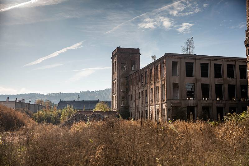 Zkrachovalá fabrika Perla v Doudlebách nad Orlicí.