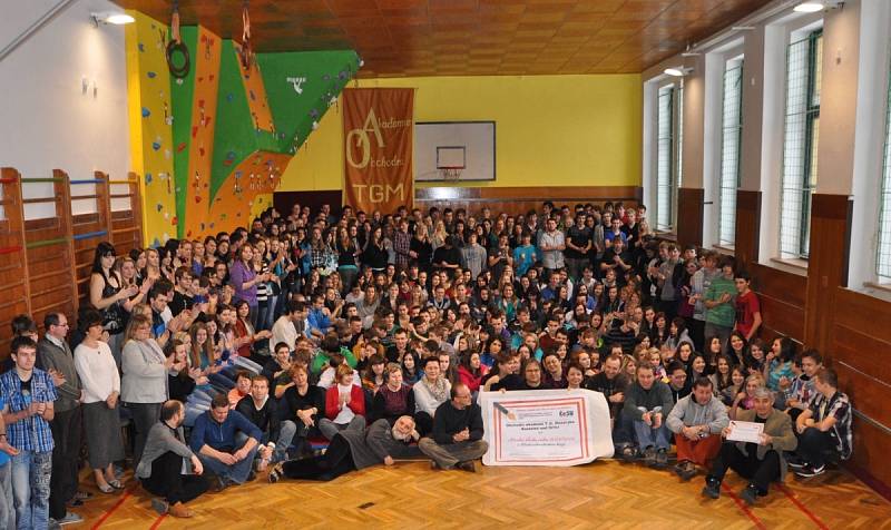TITULEM Střední škola roku 2012/2013 v Královéhradeckém kraji se může pyšnit Obchodní akademie v Kostelci nad Orlicí. 