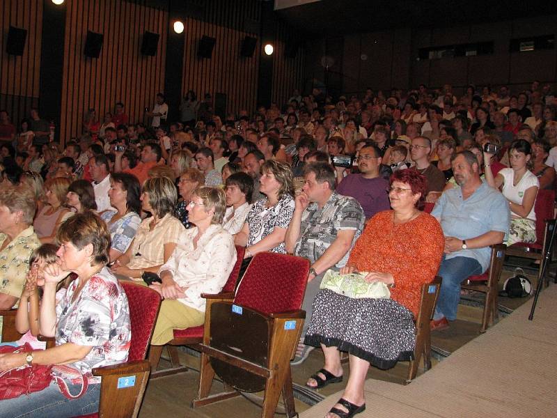 Vyřazení žáků devátých tříd v Dobrušce.